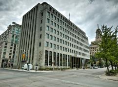 iQ Office Suites Inc. - 250 University, Toronto - M5H 3E5